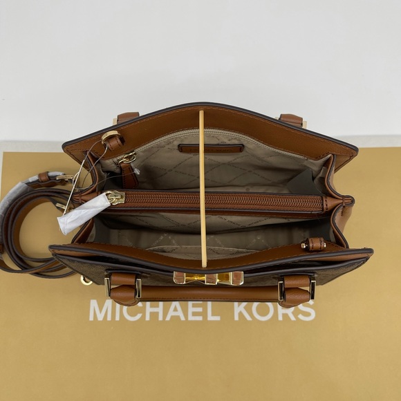 Michael Kors Mott MD Messenger & Case Card Wallet - Picture 5 of 15